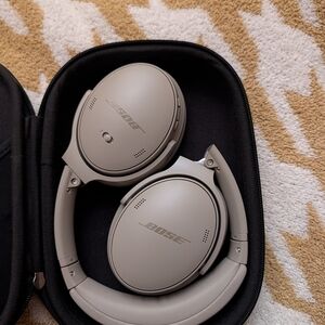 Bose Noise-Cancelling Headphones in Gray